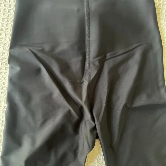 Old navy, Extra High-Waisted PowerSoft Sculpt 7/8 Leggings, Size M, Black jack - Picture 2 of 9